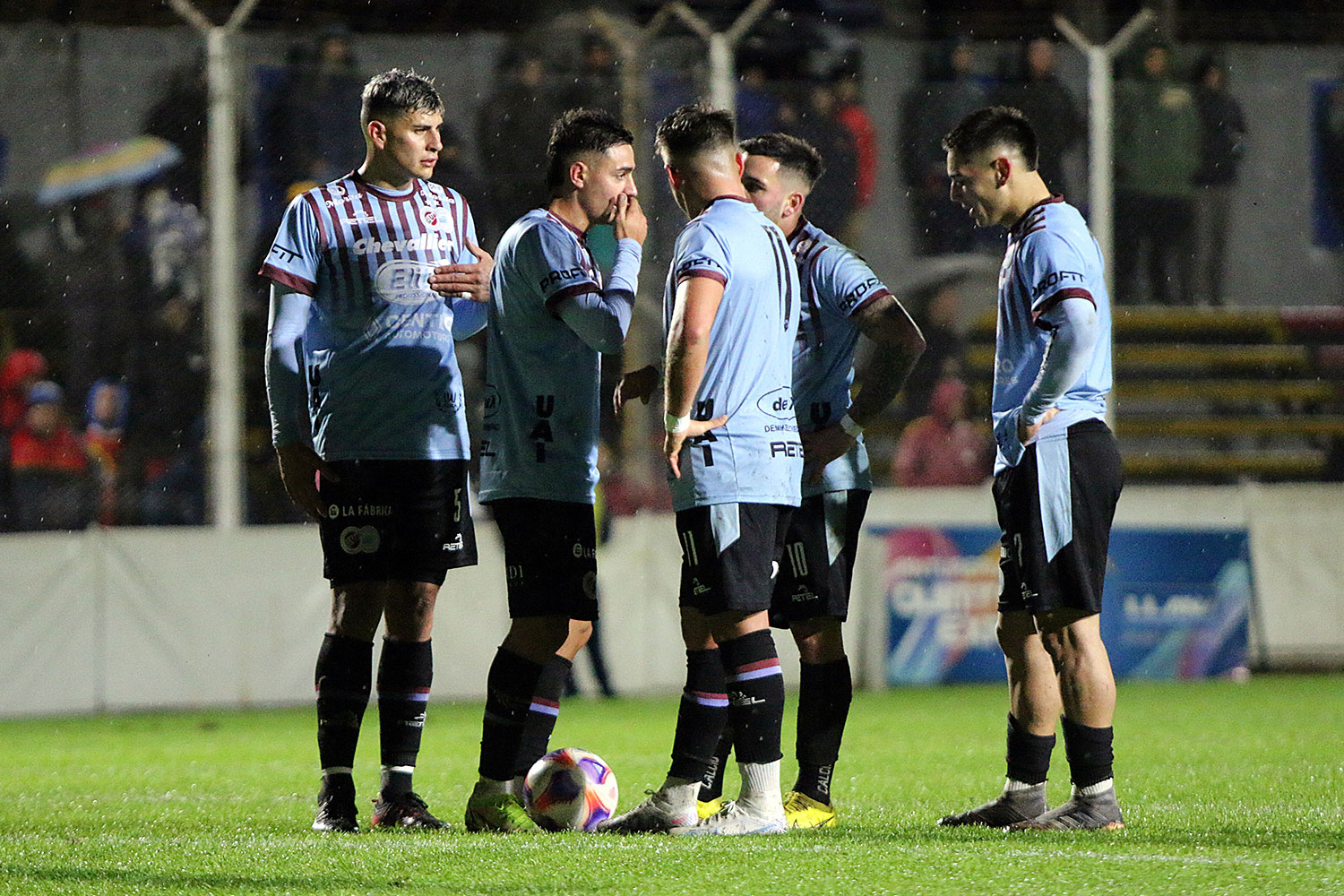 UAI Urquiza se estrenó con éxito en el Torneo Apertura 2023 de la Primera  B Metropolitana: victoria por 2 a 0 contra Deportivo Merlo, con goles de  Quimey Gaitán y Alan Vega, y con inferioridad numérica por la expulsión de  Leandro Vera.