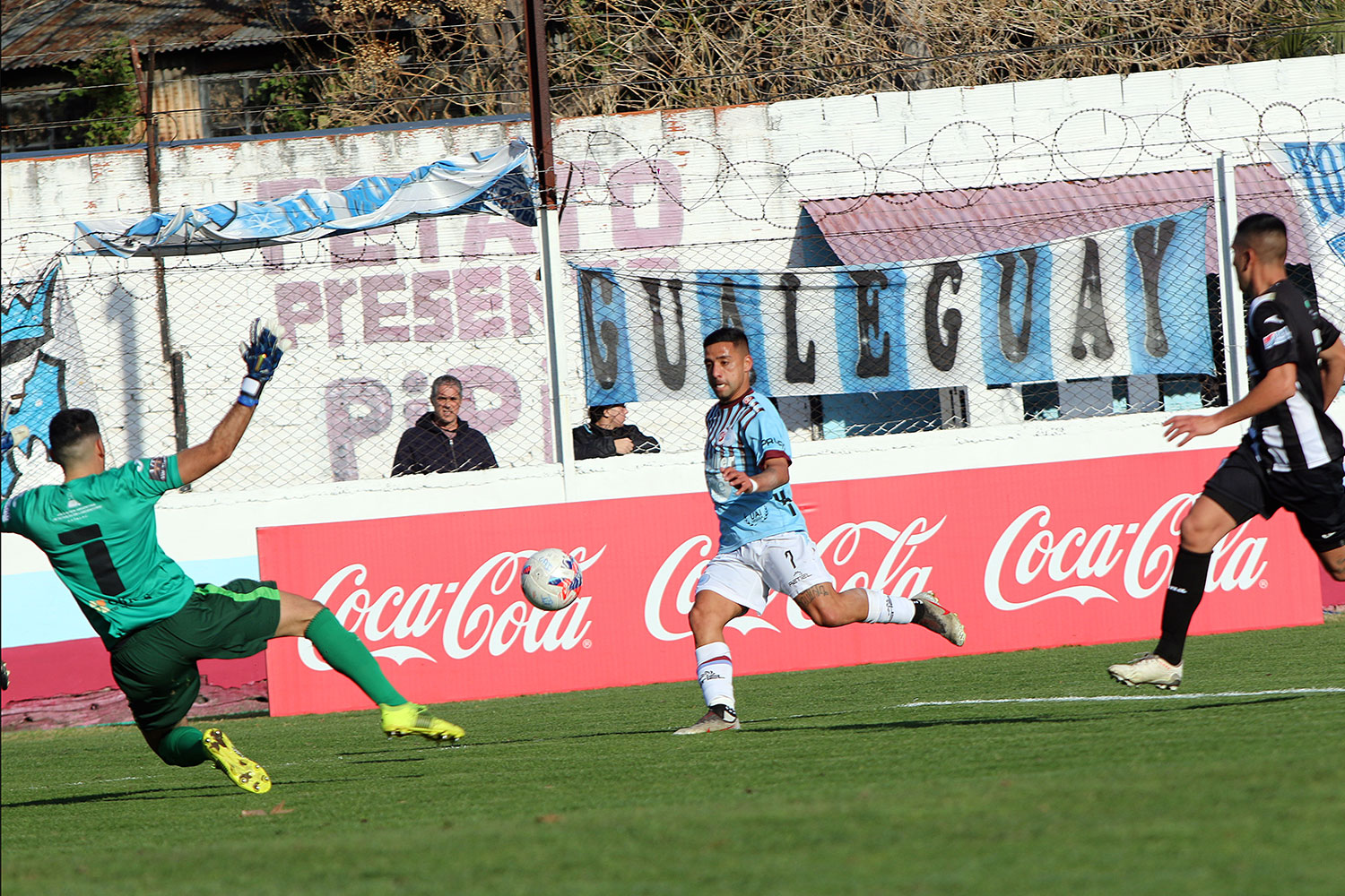 UAI Urquiza se estrenó con éxito en el Torneo Apertura 2023 de la Primera  B Metropolitana: victoria por 2 a 0 contra Deportivo Merlo, con goles de  Quimey Gaitán y Alan Vega, y con inferioridad numérica por la expulsión de  Leandro Vera.