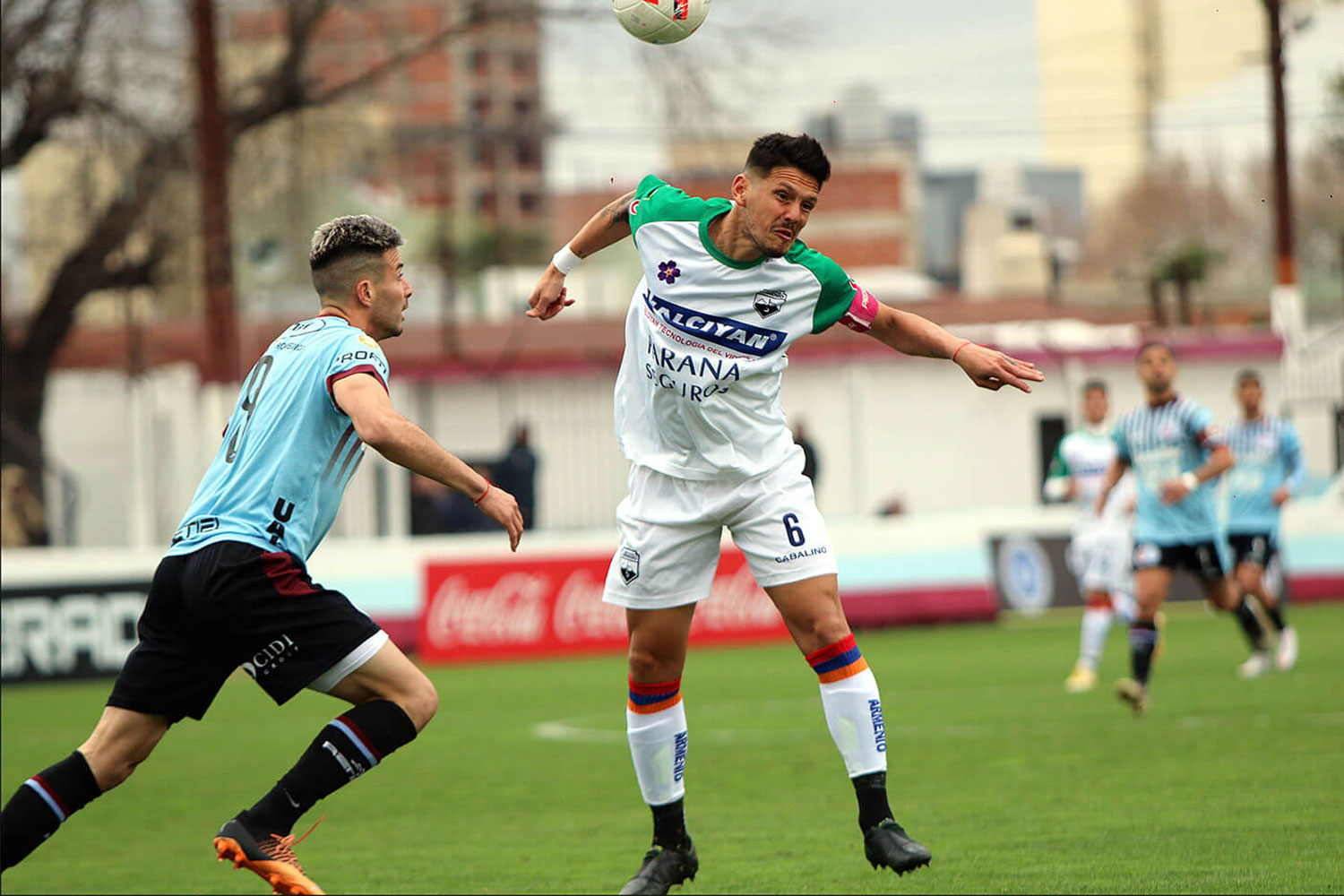 UAI Urquiza se estrenó con éxito en el Torneo Apertura 2023 de la Primera  B Metropolitana: victoria por 2 a 0 contra Deportivo Merlo, con goles de  Quimey Gaitán y Alan Vega, y con inferioridad numérica por la expulsión de  Leandro Vera.