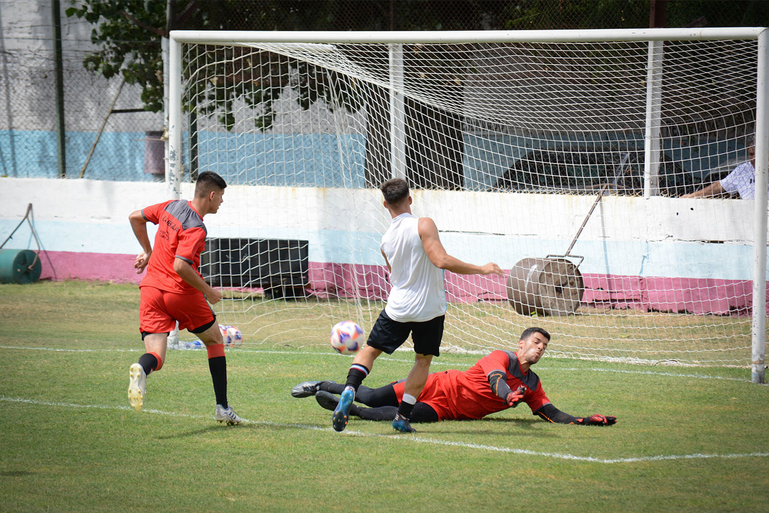 Club Deportivo UAI Urquiza - #FutbolJuvenil ¡Sumate al Furgón! . El Club  Deportivo UAI Urquiza realiza prueba de jugadores todos los lunes,  miércoles y viernes. Para los entrenamientos en Rancho Taxco saldrá