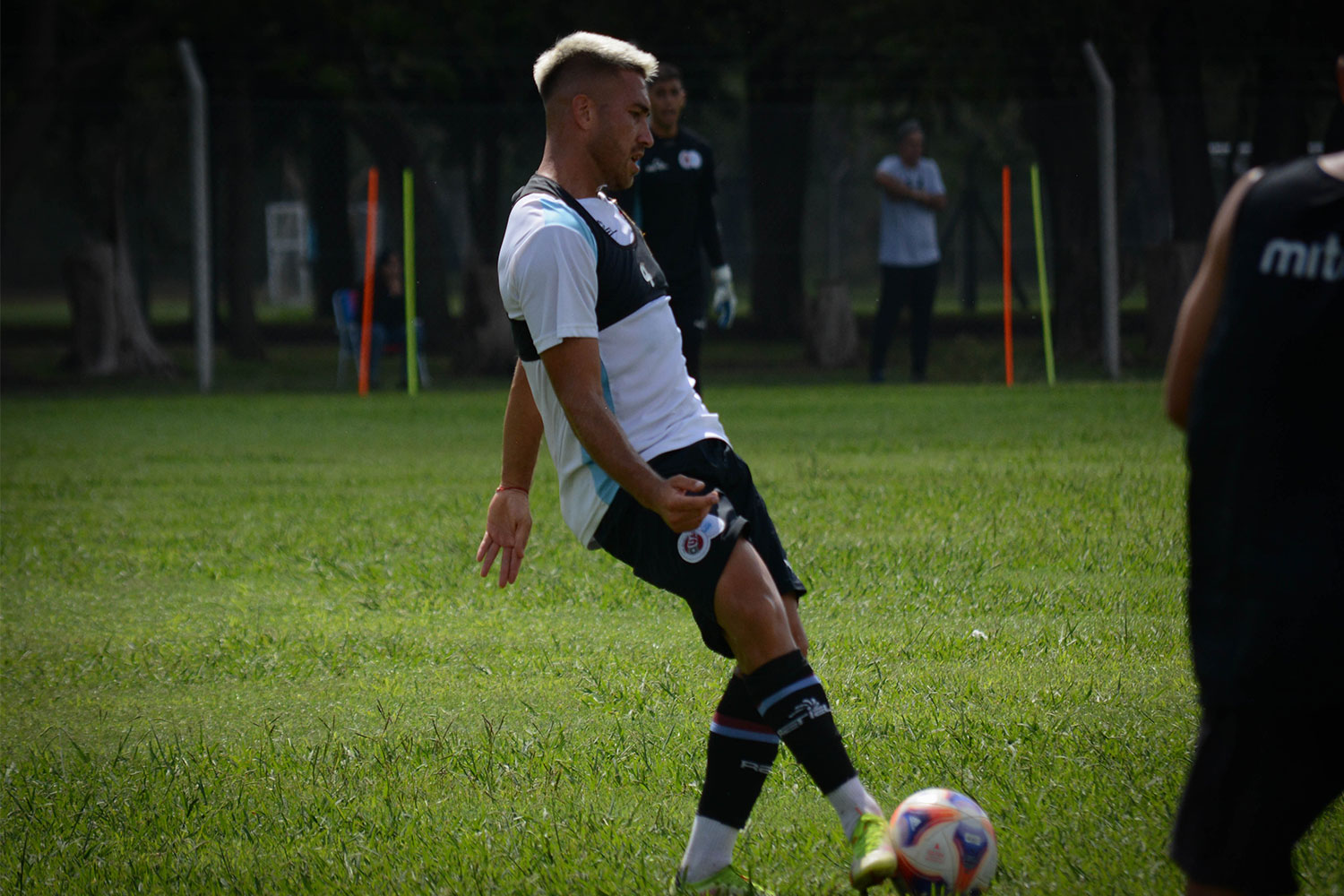 Club Deportivo UAI Urquiza - #FutbolJuvenil ¡Sumate al Furgón! . El Club  Deportivo UAI Urquiza realiza prueba de jugadores todos los lunes,  miércoles y viernes. Para los entrenamientos en Rancho Taxco saldrá