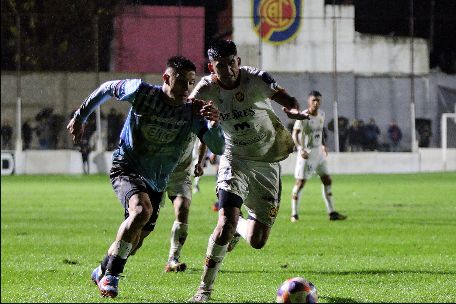 UAI Urquiza se estrenó con éxito en el Torneo Apertura 2023 de la Primera  B Metropolitana: victoria por 2 a 0 contra Deportivo Merlo, con goles de  Quimey Gaitán y Alan Vega, y con inferioridad numérica por la expulsión de  Leandro Vera.